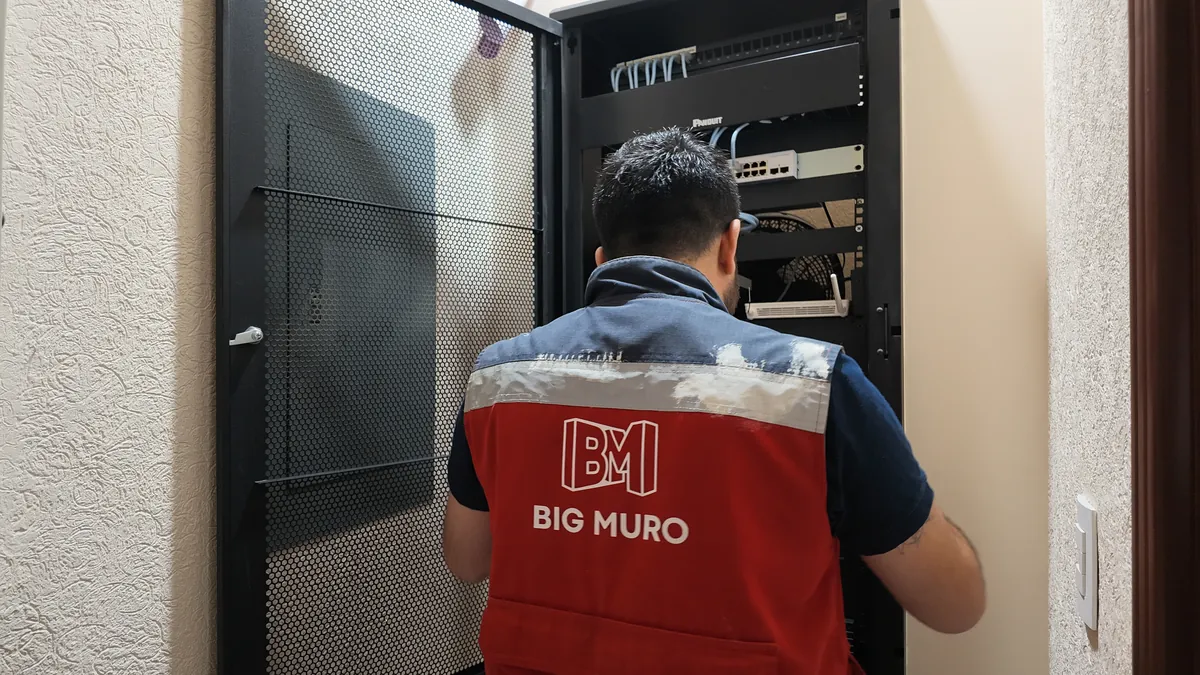 Técnico de Big Muro revisando instalaciones en Querétaro