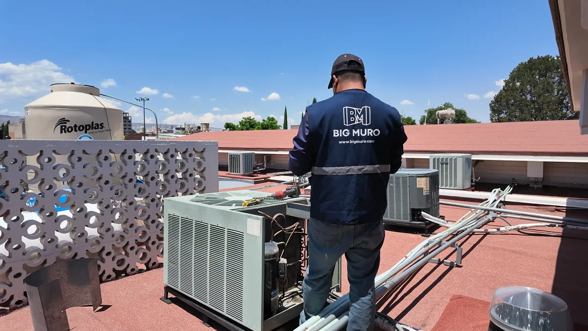 Equipo Big Muro en trabajo de mantenimiento comercial en el Bajío