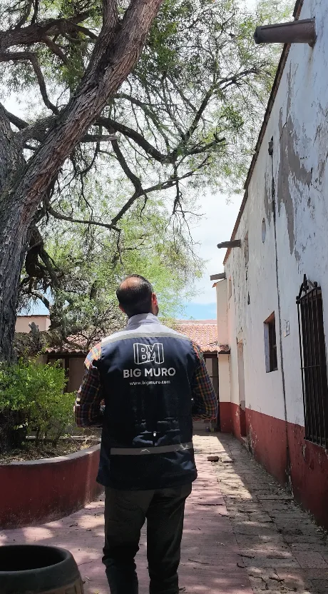 Mantenimiento correctivo en edificio comercial — Big Muro Celaya